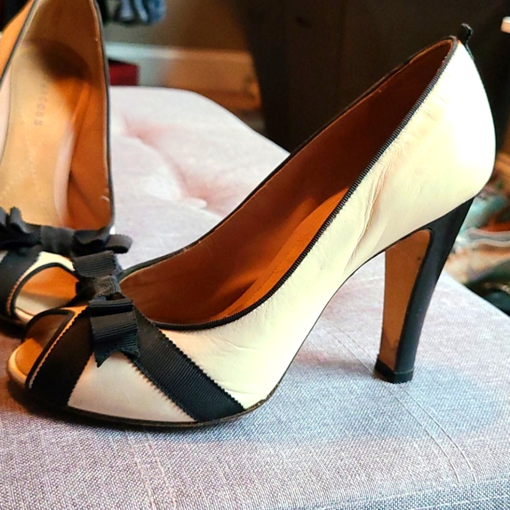 Gorgeous Marc Jacob heels with bows